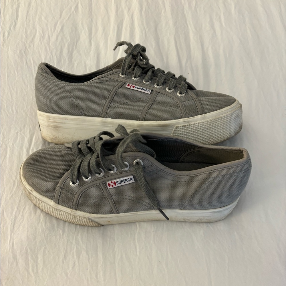 Grey platform Supergas